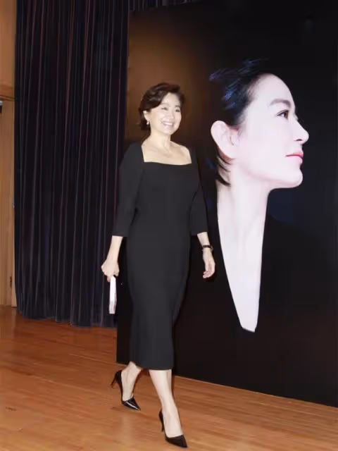 林青霞68歲又怎樣，一襲小黑裙配短髪優雅，美成奶奶輩穿搭典範，網友：魅力不減當年