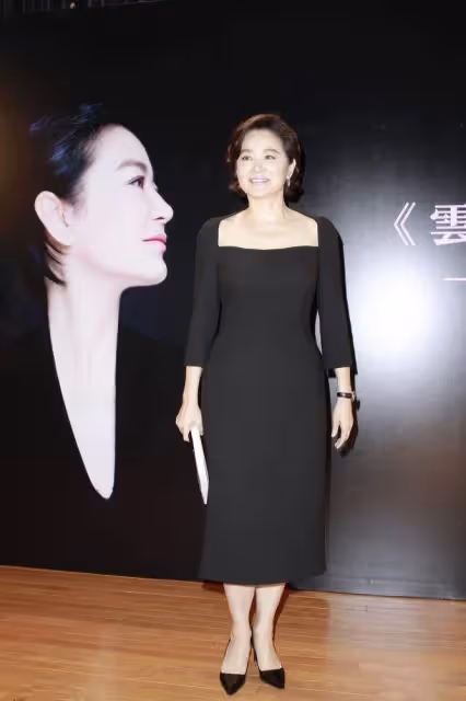 林青霞68歲又怎樣，一襲小黑裙配短髪優雅，美成奶奶輩穿搭典範，網友：魅力不減當年