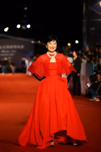 林青霞68歲又怎樣，一襲小黑裙配短髪優雅，美成奶奶輩穿搭典範，網友：魅力不減當年