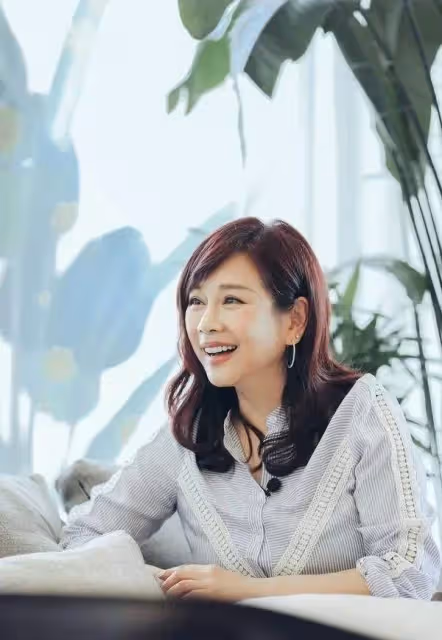 陳松伶與小8歲老公同框，51歲穿襯衫減齡又顯白，真看不出年齡差，網友：有韻味，越來越年輕
