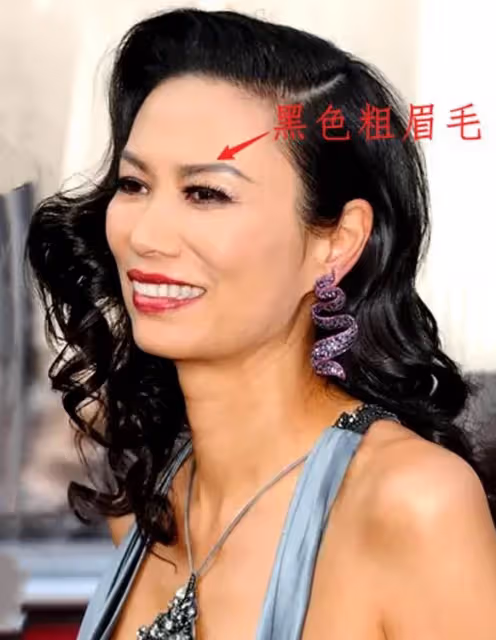 53歲的鄧文迪戀上大16歲老公，時尚品味也一直都十分在線，奢華又大氣，令人欣賞不已