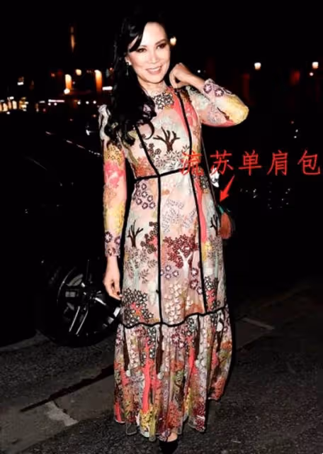 53歲的鄧文迪戀上大16歲老公，時尚品味也一直都十分在線，奢華又大氣，令人欣賞不已
