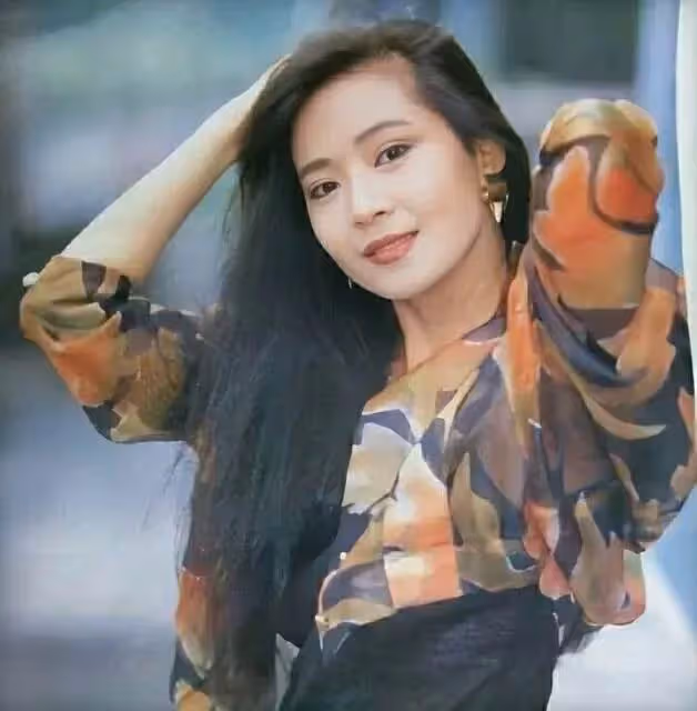 57歲「婉君」俞小凡罕露面，身材消瘦但氣質好，曾原諒老公背叛，一生比瓊瑤劇還曲折，網：冷暖自知