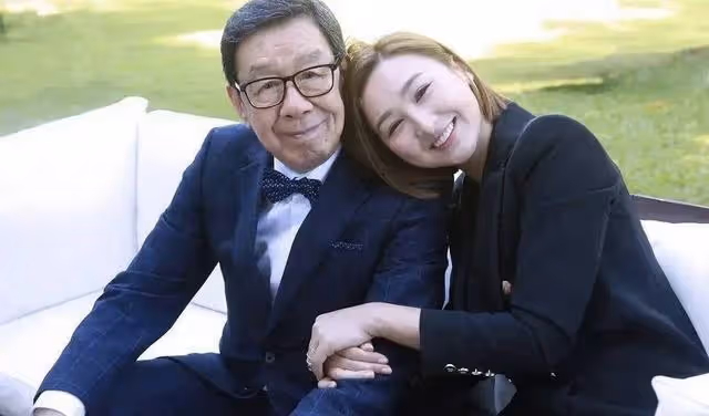 90歲TVB老戲骨紅館開唱！勁歌熱舞引圍觀，義子張家輝現身支持
