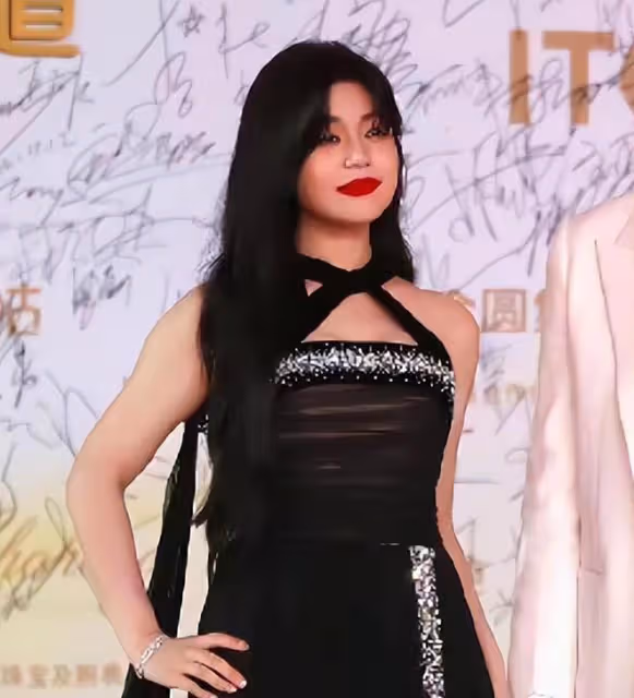 陳妍希金雞獎被全網吐槽，腫臉腫嘴身材胖，比小籠包造型還拉垮！