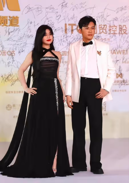 陳妍希金雞獎被全網吐槽，腫臉腫嘴身材胖，比小籠包造型還拉垮！