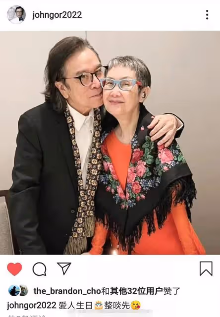 75歲武打巨星為愛妻慶生，貼臉親吻好恩愛，曾被疑是周杰倫父親