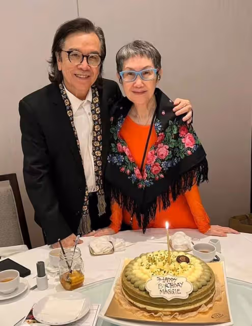 75歲武打巨星為愛妻慶生，貼臉親吻好恩愛，曾被疑是周杰倫父親