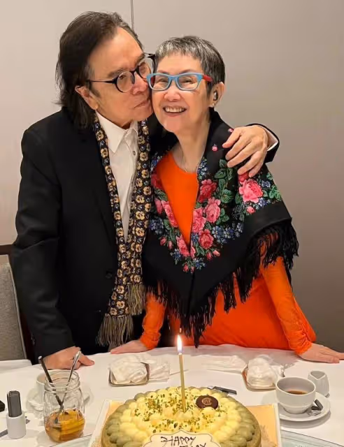 75歲武打巨星為愛妻慶生，貼臉親吻好恩愛，曾被疑是周杰倫父親