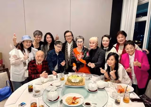 75歲武打巨星為愛妻慶生，貼臉親吻好恩愛，曾被疑是周杰倫父親