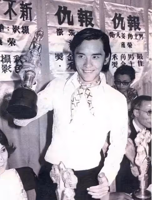 75歲武打巨星為愛妻慶生，貼臉親吻好恩愛，曾被疑是周杰倫父親