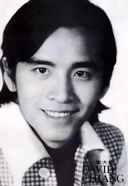 75歲武打巨星為愛妻慶生，貼臉親吻好恩愛，曾被疑是周杰倫父親