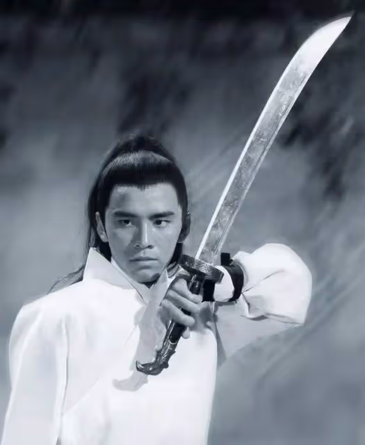 75歲武打巨星為愛妻慶生，貼臉親吻好恩愛，曾被疑是周杰倫父親
