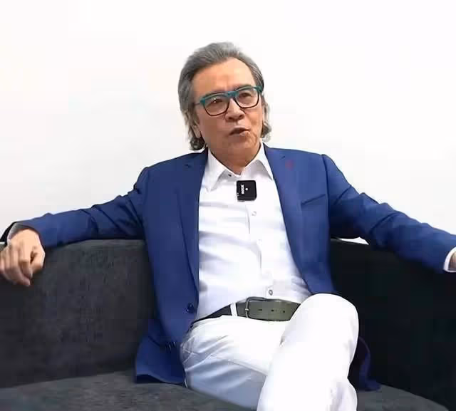 75歲武打巨星為愛妻慶生，貼臉親吻好恩愛，曾被疑是周杰倫父親