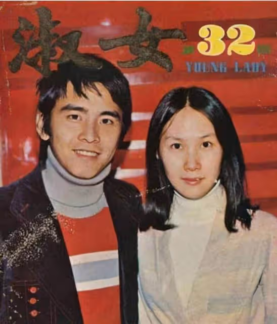 75歲武打巨星為愛妻慶生，貼臉親吻好恩愛，曾被疑是周杰倫父親