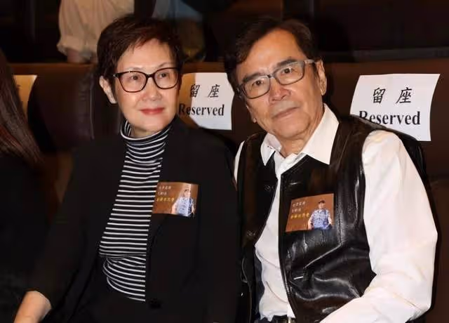 75歲武打巨星為愛妻慶生，貼臉親吻好恩愛，曾被疑是周杰倫父親