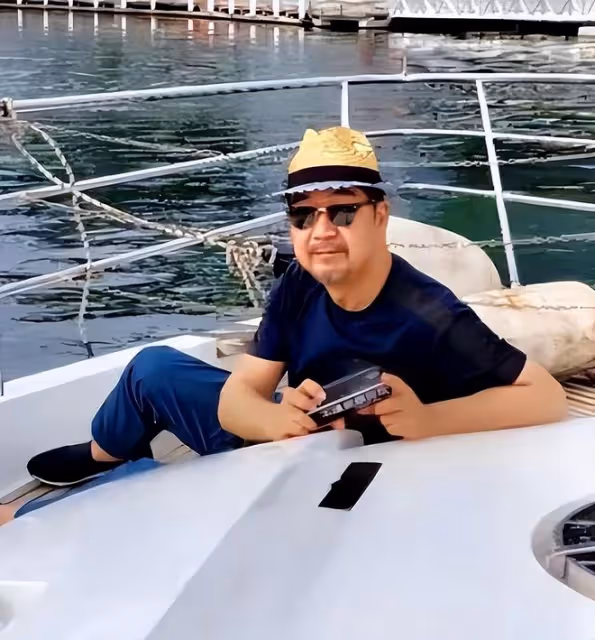 張國立晚年生活太愜意，坐遊艇吃山珍海味，與女海乘合影魅力不減