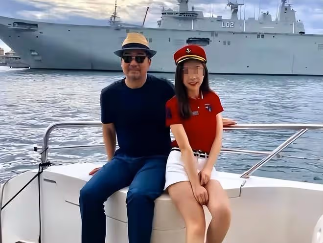 張國立晚年生活太愜意，坐遊艇吃山珍海味，與女海乘合影魅力不減