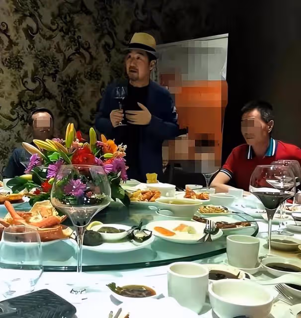 張國立晚年生活太愜意，坐遊艇吃山珍海味，與女海乘合影魅力不減