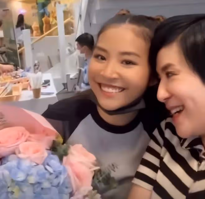 吳君如16歲愛女出演舞台劇！邱淑貞3個女兒現身支持，全員高顏值