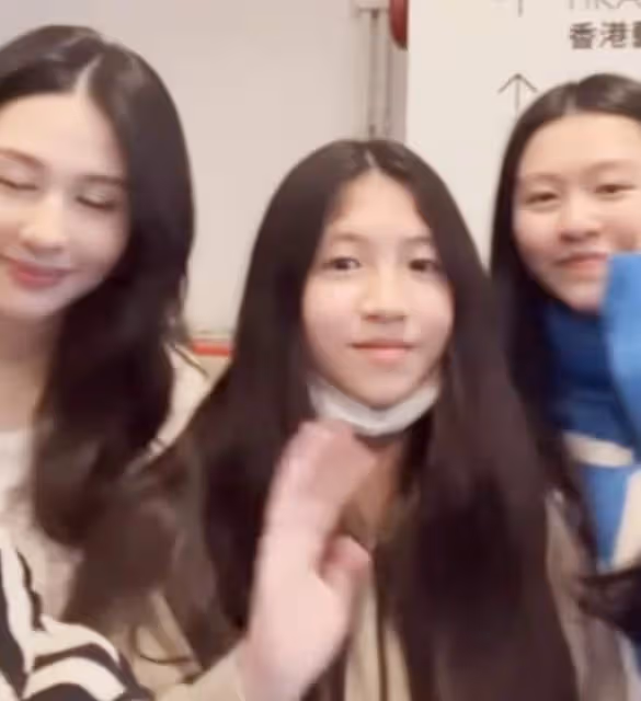 吳君如16歲愛女出演舞台劇！邱淑貞3個女兒現身支持，全員高顏值