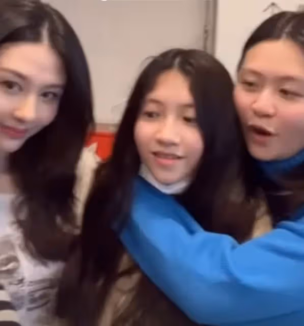 吳君如16歲愛女出演舞台劇！邱淑貞3個女兒現身支持，全員高顏值