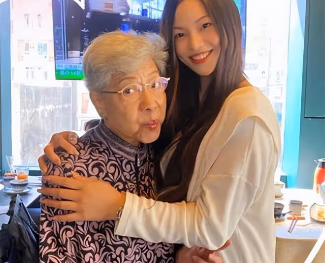 眾星為羅蘭慶生！88歲「鬼後」滿頭白髮精神好，嘟嘴賣萌太可愛