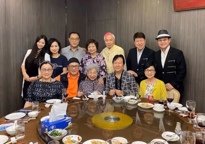 眾星為羅蘭慶生！88歲「鬼後」滿頭白髮精神好，嘟嘴賣萌太可愛
