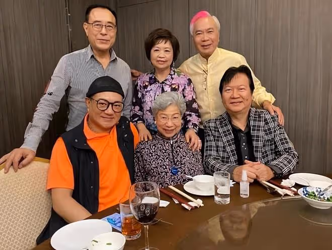 眾星為羅蘭慶生！88歲「鬼後」滿頭白髮精神好，嘟嘴賣萌太可愛