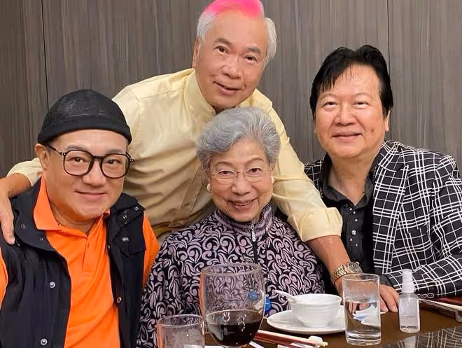 眾星為羅蘭慶生！88歲「鬼後」滿頭白髮精神好，嘟嘴賣萌太可愛