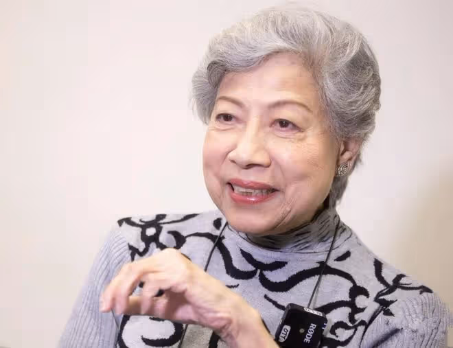 眾星為羅蘭慶生！88歲「鬼後」滿頭白髮精神好，嘟嘴賣萌太可愛