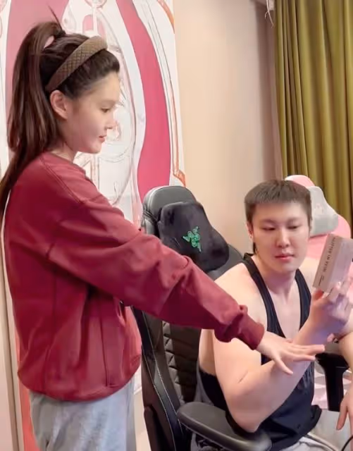 球球男友腱子肉吸睛，兩人相處模式讓人好感倍增，終於理解她了！