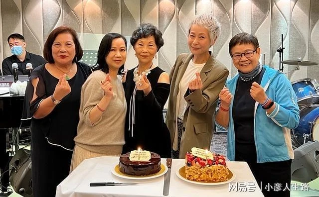 59歲「許仙」葉童素顏照：頭髮花白消瘦了不少，網友：趙雅芝勝出