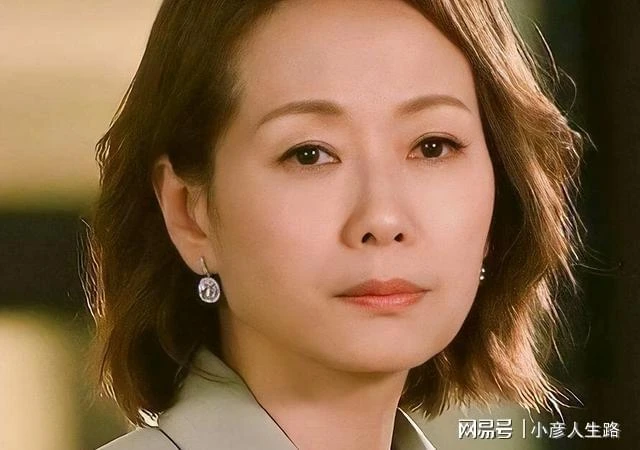 59歲「許仙」葉童素顏照：頭髮花白消瘦了不少，網友：趙雅芝勝出