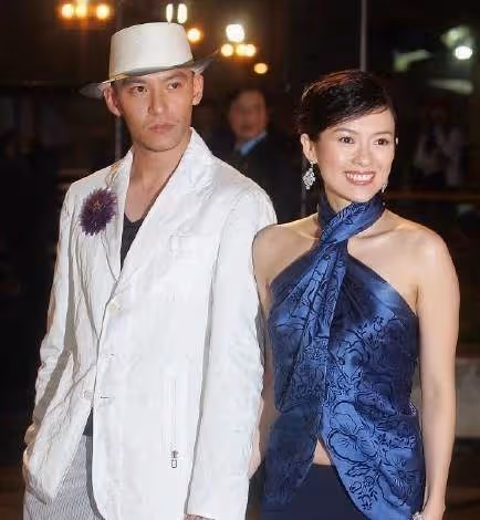 章子怡穿衣超大膽，這麼接地氣的「兜兜裝」，也能穿出清純感，展現完美身材曲線