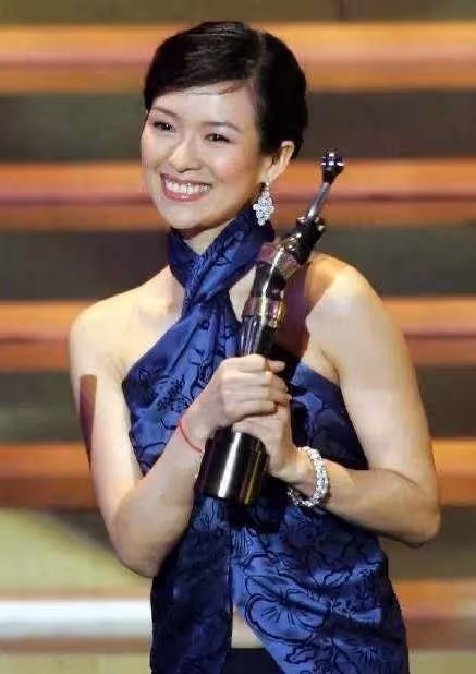 章子怡穿衣超大膽，這麼接地氣的「兜兜裝」，也能穿出清純感，展現完美身材曲線