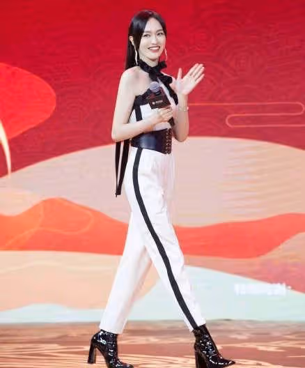 章子怡穿衣超大膽，這麼接地氣的「兜兜裝」，也能穿出清純感，展現完美身材曲線