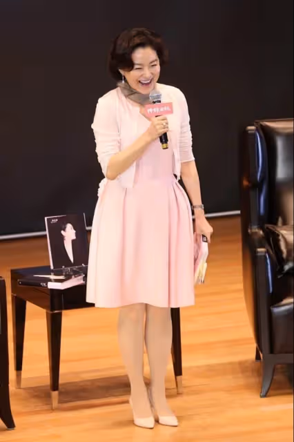 林青霞真看不出有68歲了，穿粉連衣裙配白色耳飾，氣質端莊女人味十足，網友：年紀大了更美了