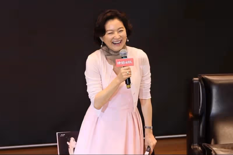 林青霞真看不出有68歲了，穿粉連衣裙配白色耳飾，氣質端莊女人味十足，網友：年紀大了更美了
