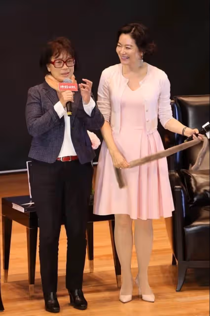 林青霞真看不出有68歲了，穿粉連衣裙配白色耳飾，氣質端莊女人味十足，網友：年紀大了更美了