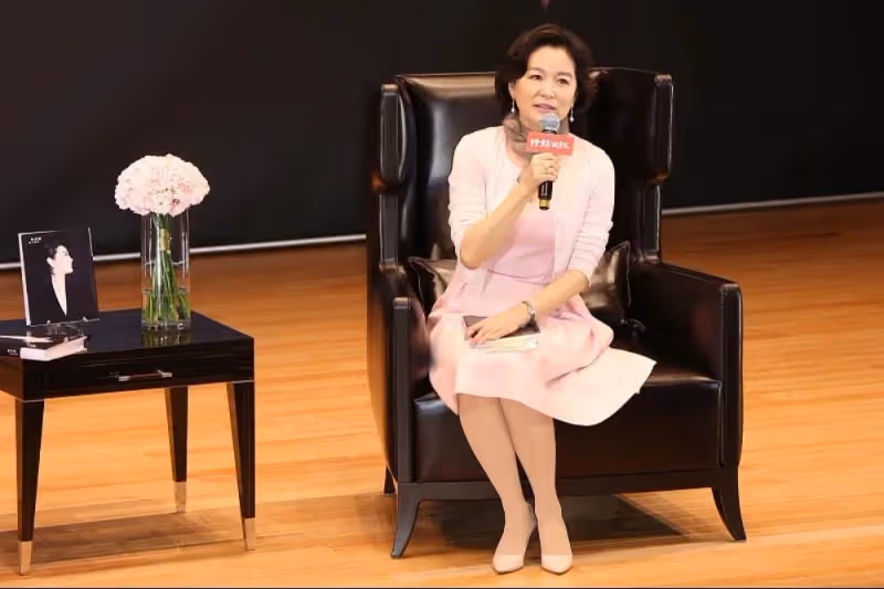 林青霞真看不出有68歲了，穿粉連衣裙配白色耳飾，氣質端莊女人味十足，網友：年紀大了更美了