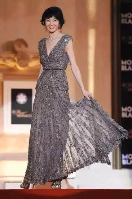 58歲張曼玉美出新高度，深V亮片裙太驚艷，不愧是「凍齡女神」網友：太美了