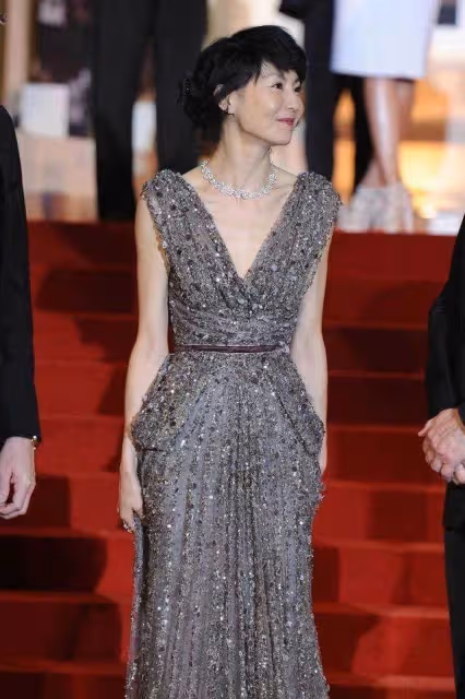 58歲張曼玉美出新高度，深V亮片裙太驚艷，不愧是「凍齡女神」網友：太美了