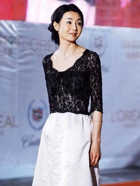 58歲張曼玉美出新高度，深V亮片裙太驚艷，不愧是「凍齡女神」網友：太美了