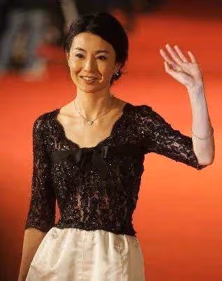 58歲張曼玉美出新高度，深V亮片裙太驚艷，不愧是「凍齡女神」網友：太美了