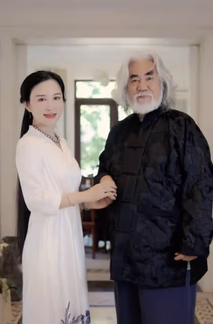 張紀中現身蒼蠅小館,滿桌飯菜胃口好,與杜星霖依偎力破婚變傳聞