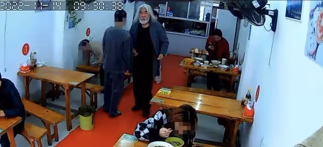 張紀中現身蒼蠅小館,滿桌飯菜胃口好,與杜星霖依偎力破婚變傳聞