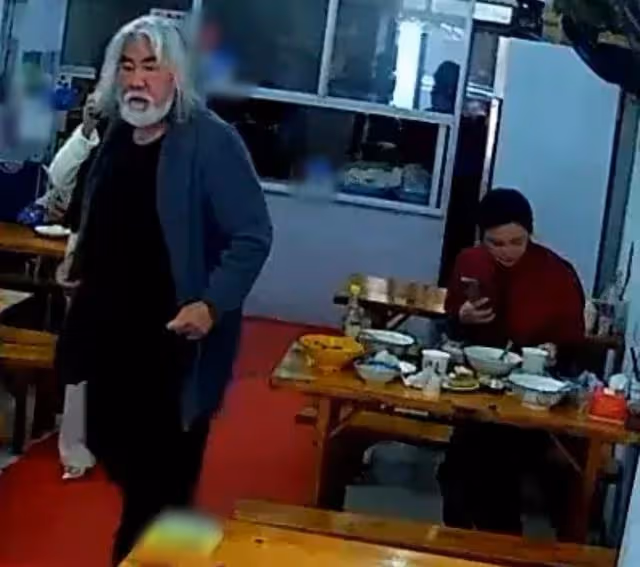 張紀中現身蒼蠅小館,滿桌飯菜胃口好,與杜星霖依偎力破婚變傳聞