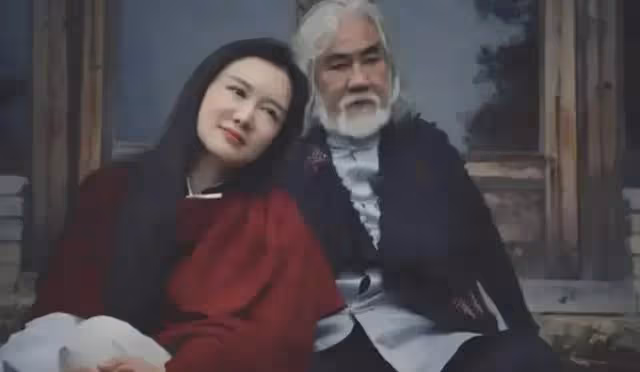 張紀中現身蒼蠅小館,滿桌飯菜胃口好,與杜星霖依偎力破婚變傳聞