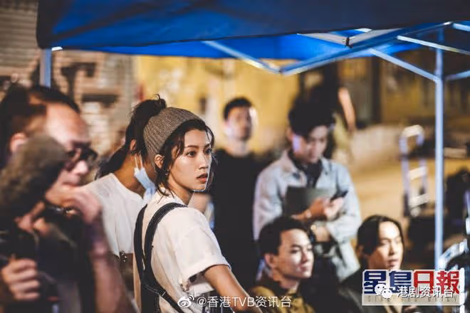 眼鏡娘有新鮮感！蔡思貝劇中長發Look被贊女神最吸睛